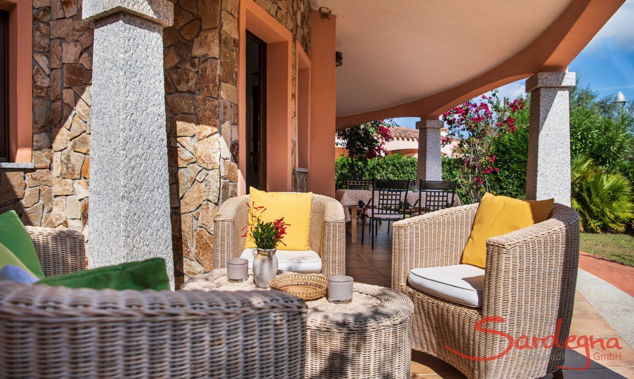 Villa Daniele | Gemütliches Aussensofa zum Ausspannen im Freien auf der überdachten Terrasse Aussenansicht vom Haus