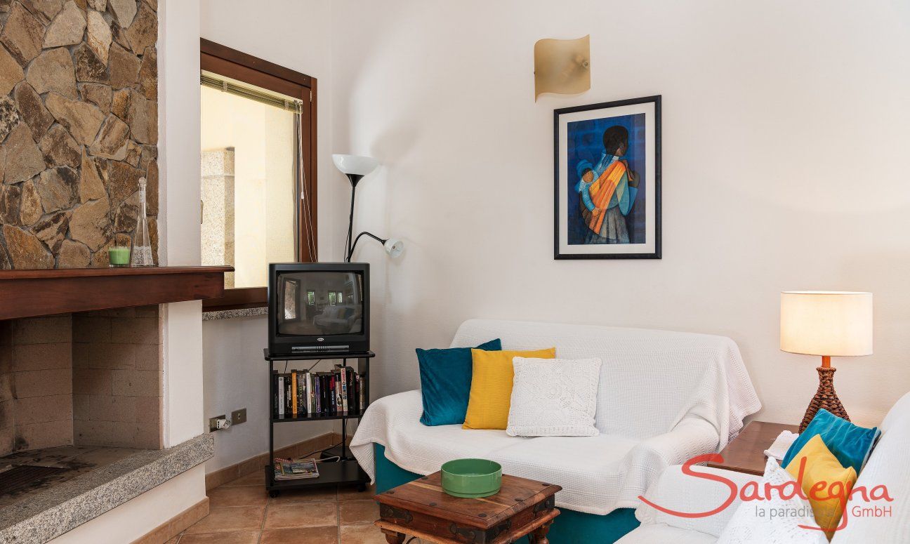 Villa Gioconda 21 | Sofaecke mit Kamin und TV Hausdarstellung