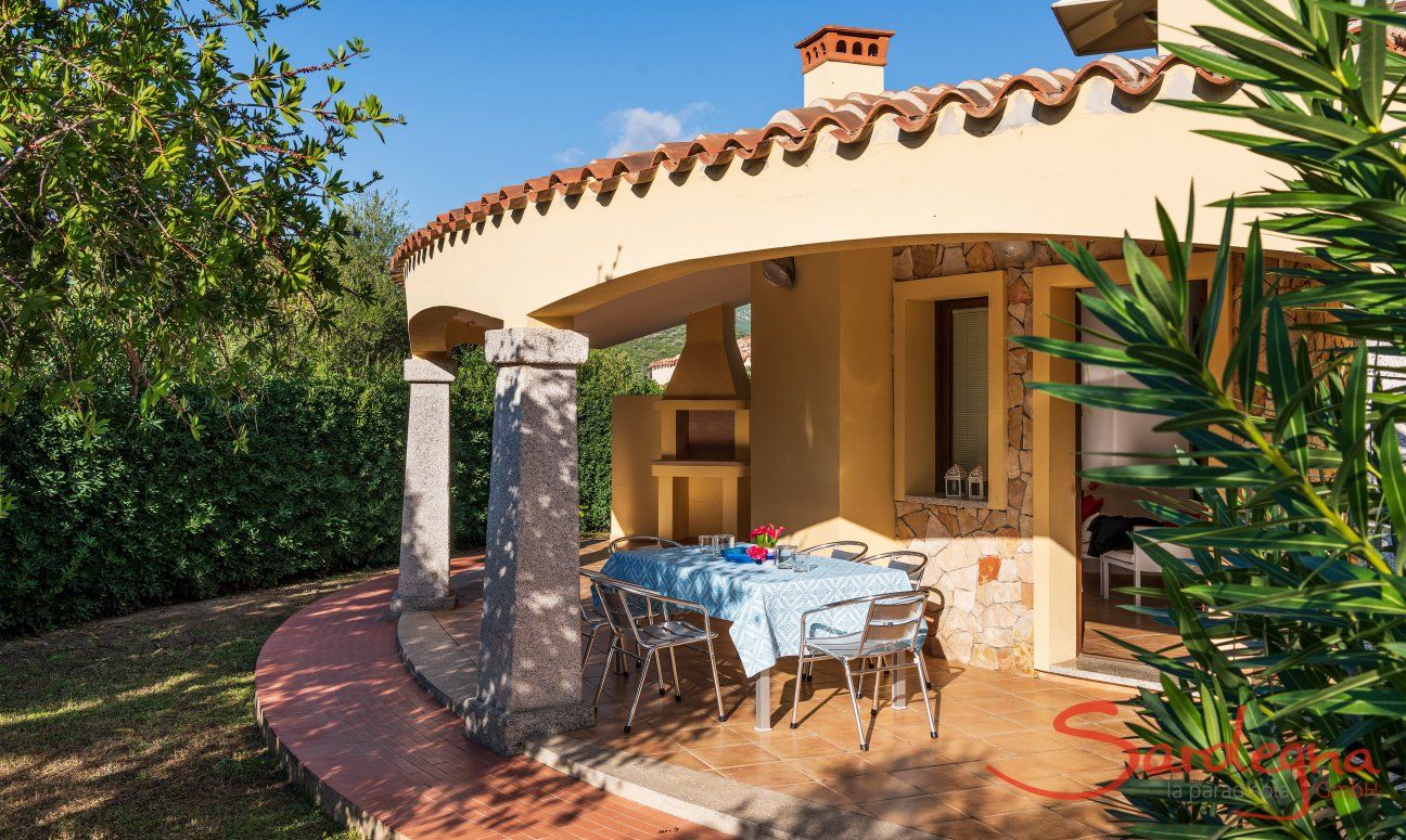 Villa Sandra 43 | Schattige Terrasse mit Esstisch und gemauertem Barbecue Hausdarstellung