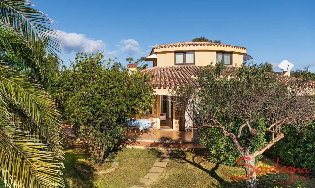Villa Sandra | Mediterraner Garten und Hausansicht Hausdarstellung
