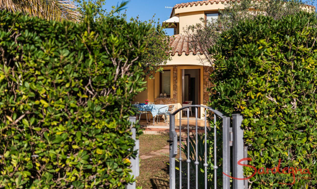 Villa Sandra | Eingangstor zum Garten Hausdarstellung