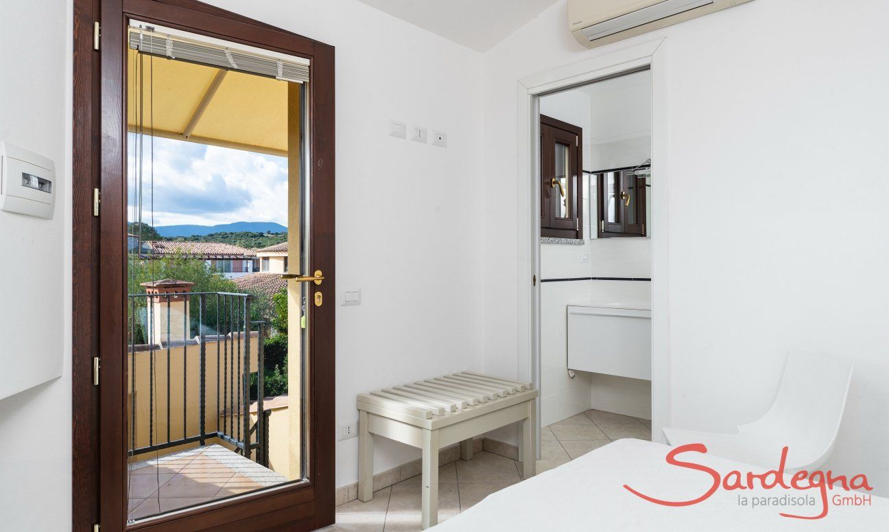 Villa Sandra 43 | Schlafzimmer 3 im ersten Stock mit Ensuite Bad, Klimaanlage und privatem Zugang von Außen Hausdarstellung