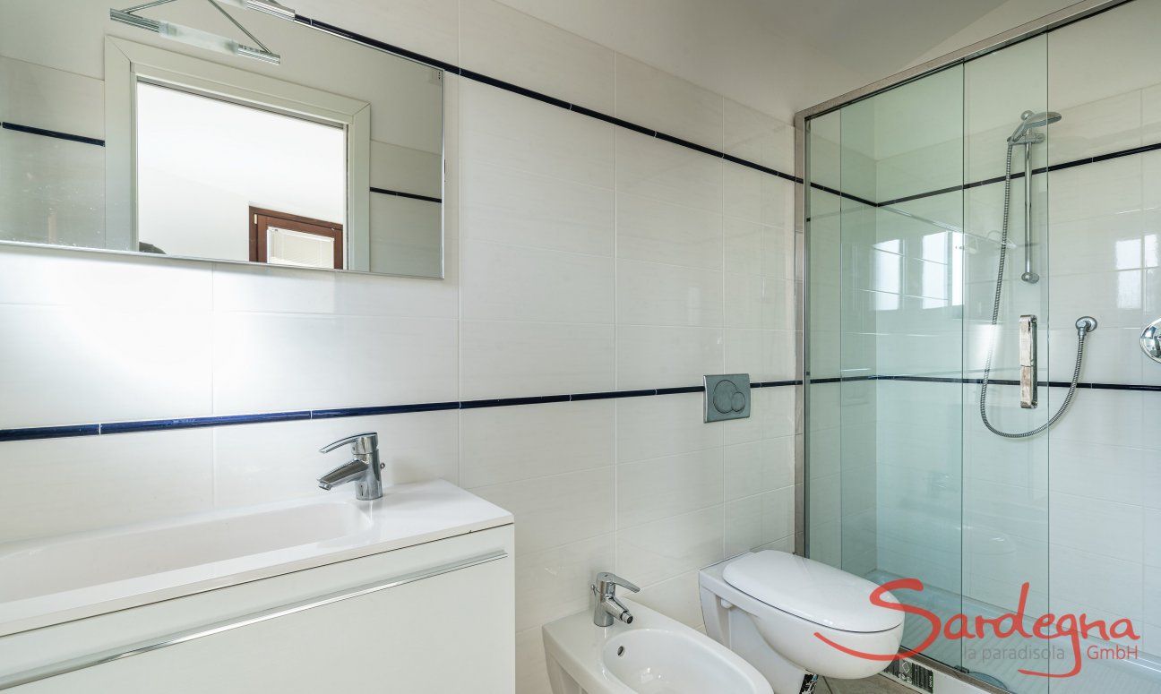 Villa Sandra | Ensuite Bad vom Schlafzimmer 3 Hausdarstellung