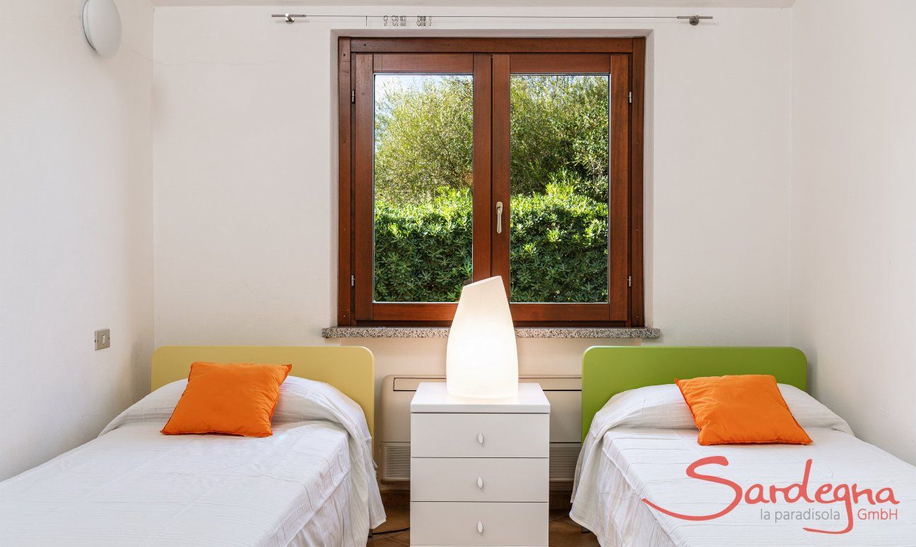 Villa Sandra 43 | Schlafzimmer 2 mit zwei Einzelbetten und Gartenblick Hausdarstellung