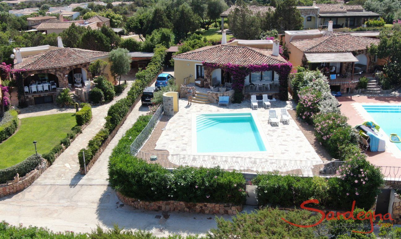 Villa Maestrale | Frontansicht des Hauses mit Privatpool, Parkplätzen und Terrassen Hausdarstellung Villa Maestrale, Cala Ginepro, Nordsardinien