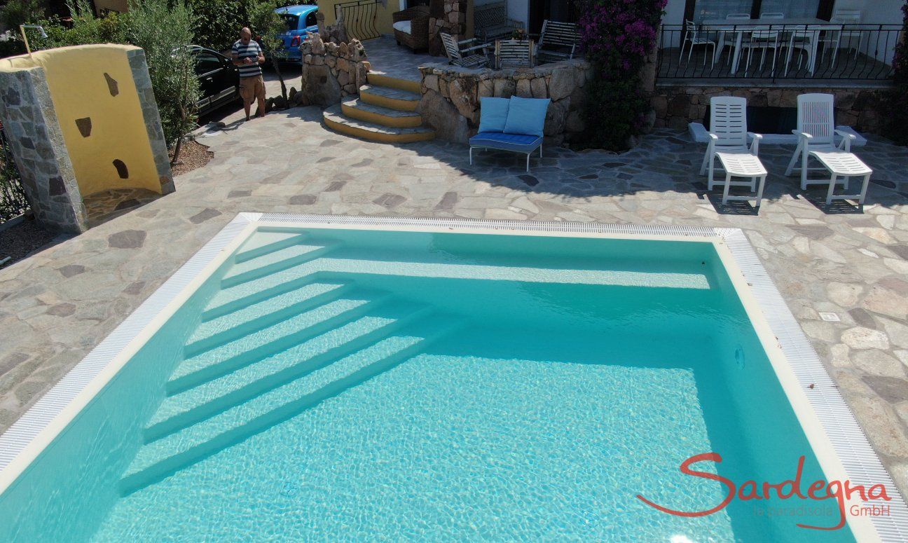 Villa Maestrale | Pool mit Treppe Hausdarstellung Villa Maestrale, Cala Ginepro, Nordsardinien