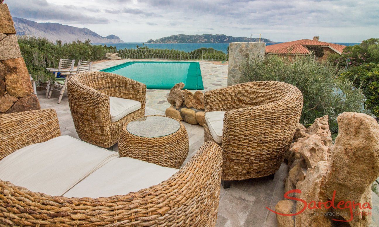 Villa Maestrale | Gemütliche Sitzmöbel auf der Terrasse mit Meerblick Villa Maestrale, Cala Ginepro, Olbia