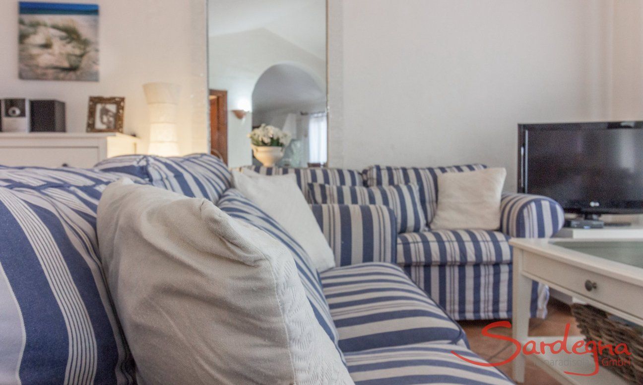 Villa Maestrale | Sofa und Fernseher Villa Maestrale, Cala Ginepro, Olbia