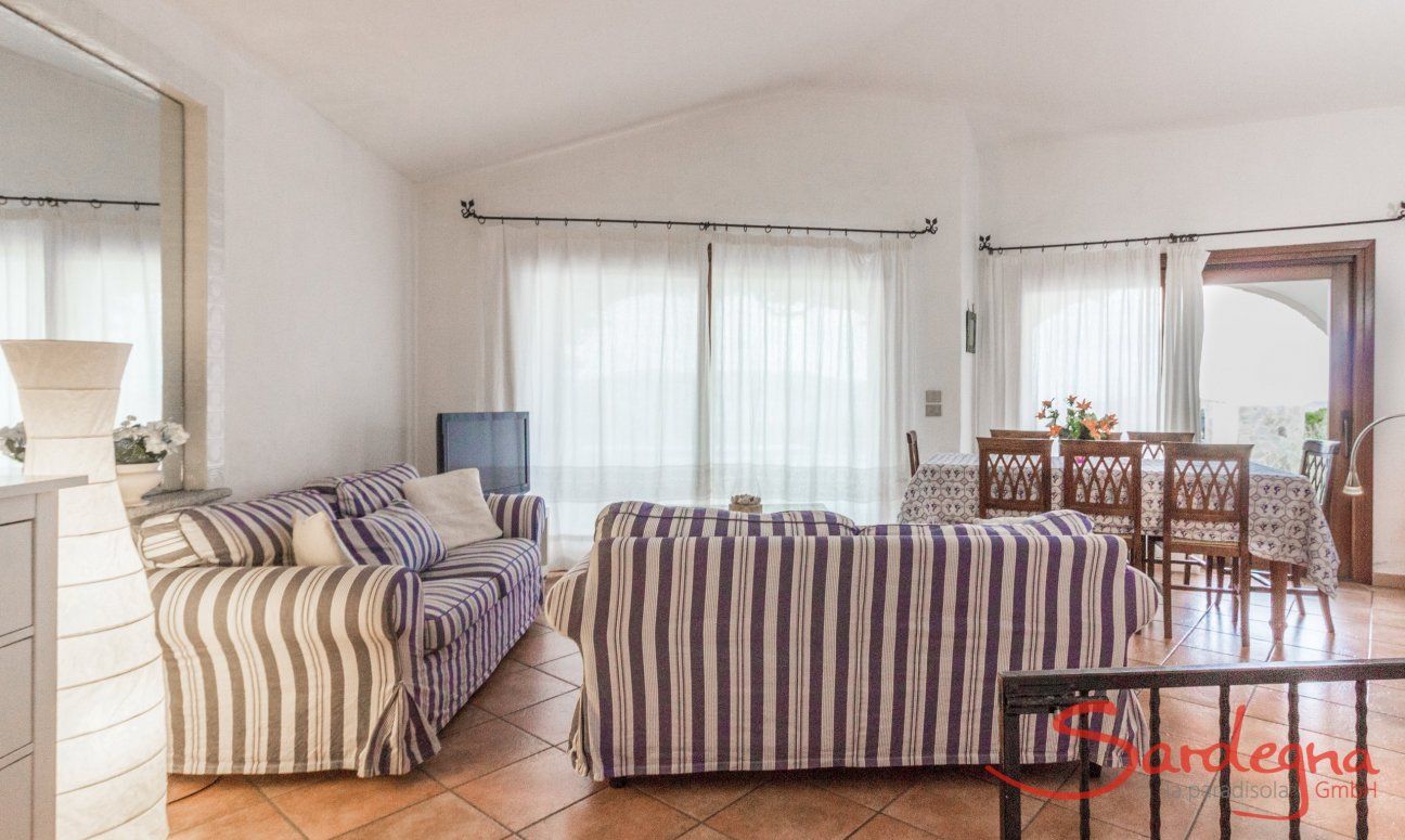 Villa Maestrale | Wohnzimmer mit Couchgarnitur und großen Panoramafenstern Villa Maestrale, Cala Ginepro, Olbia
