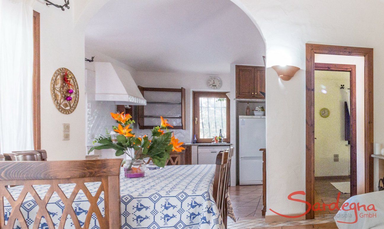 Villa Maestrale | Esstisch, Küche und Zugang zum Schlaftrackt Villa Maestrale, Cala Ginepro, Olbia