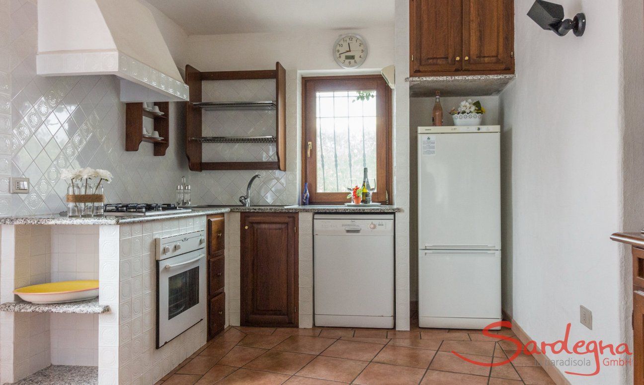 Villa Maestrale | Gut ausgestatte Küche mit Gasherd, Ofen, Spülmaschine und großem Kühl- und Eisschrank Villa Maestrale, Cala Ginepro, Olbia