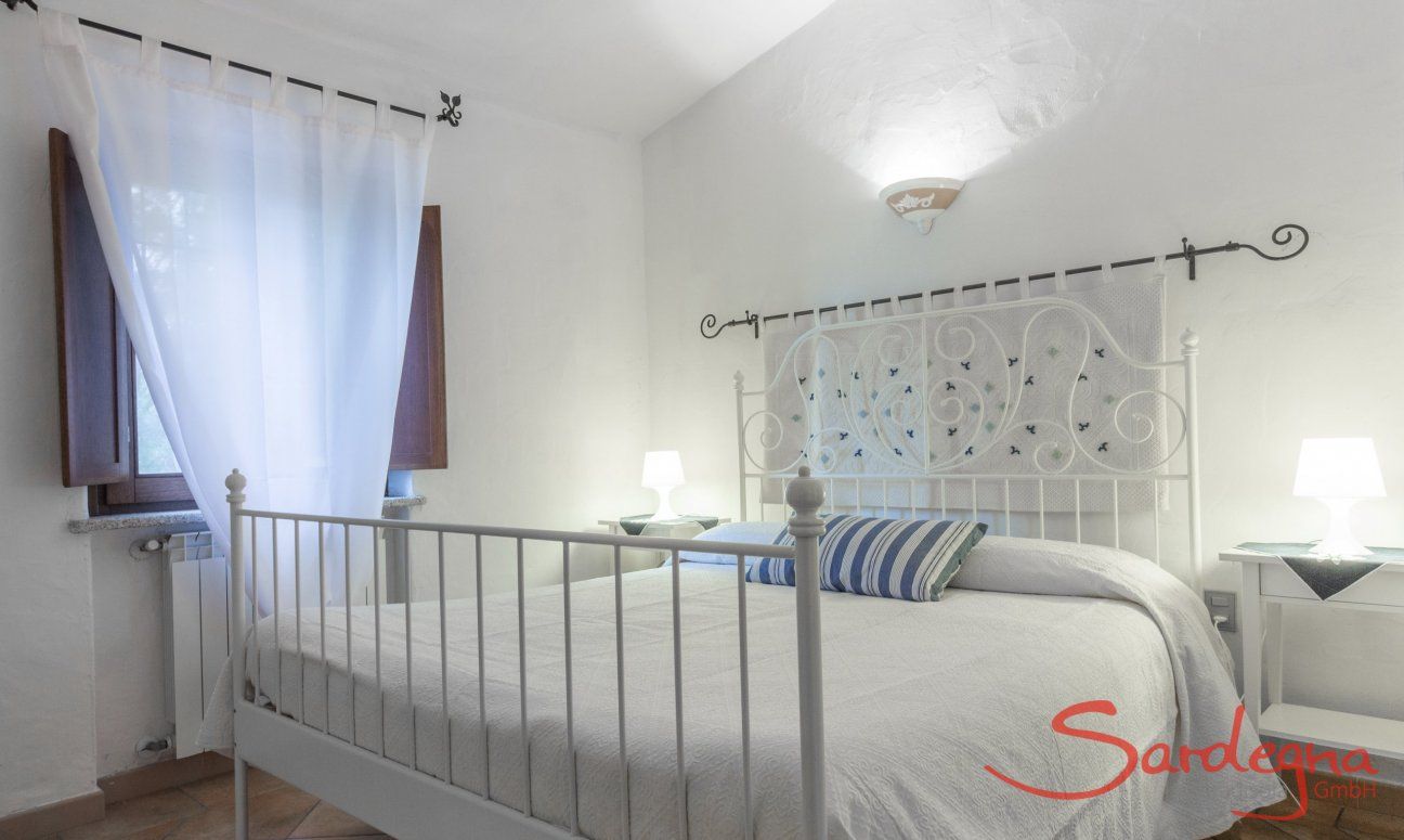 Villa Maestrale | Schlafzimmer 1 mit Doppelbett im oberen Stockwerk Villa Maestrale, Cala Ginepro, Olbia