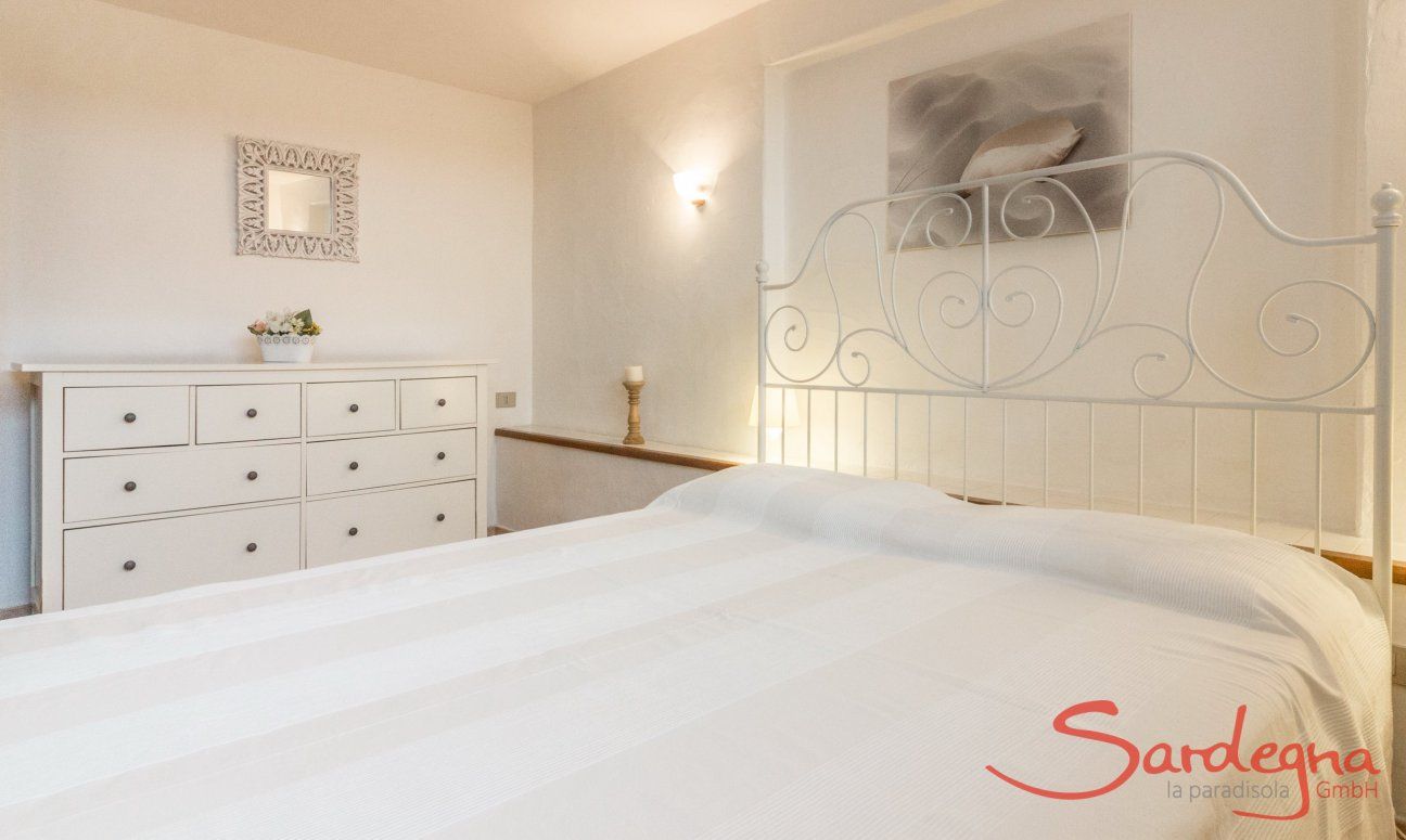 Villa Maestrale | Schlafzimmer 2 mit Doppelbett im UG Villa Maestrale, Cala Ginepro, Olbia
