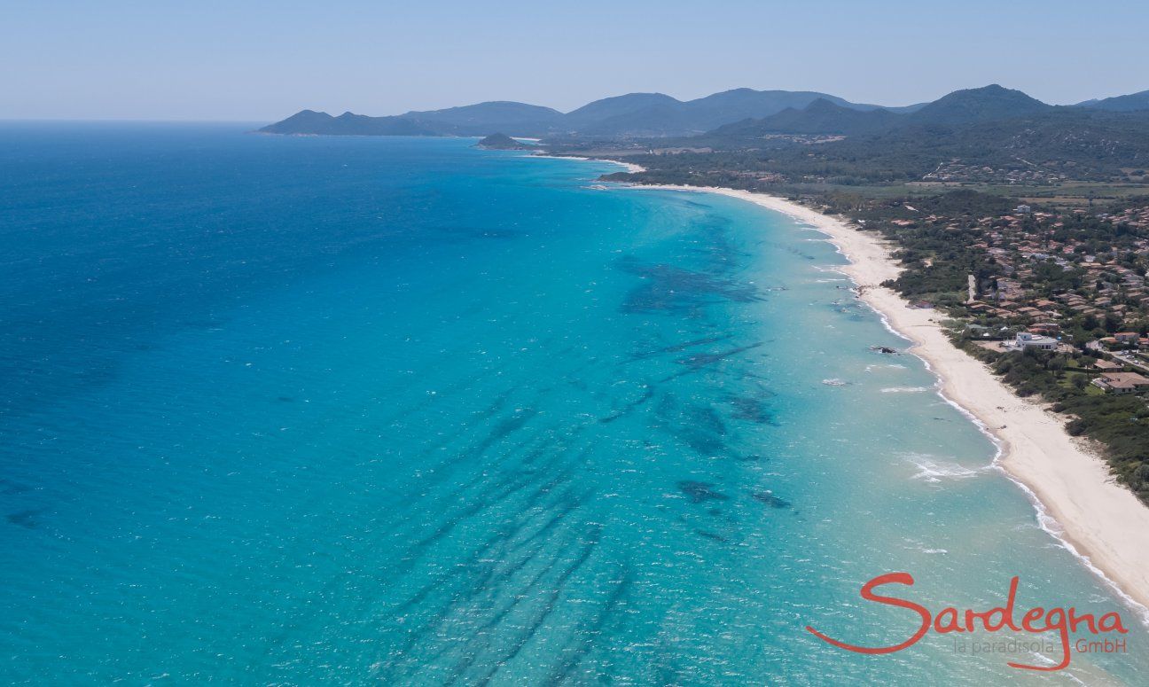 Sandstrand und blaues Meer