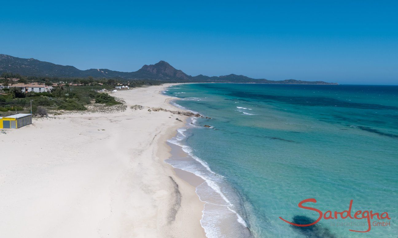 Sandstrand und blaues Meer