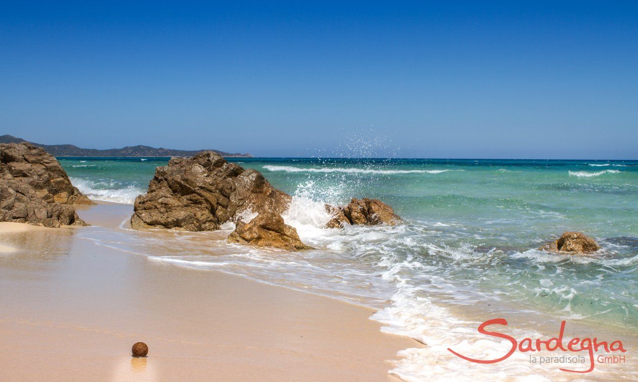 Sandstrand und blaues Meer