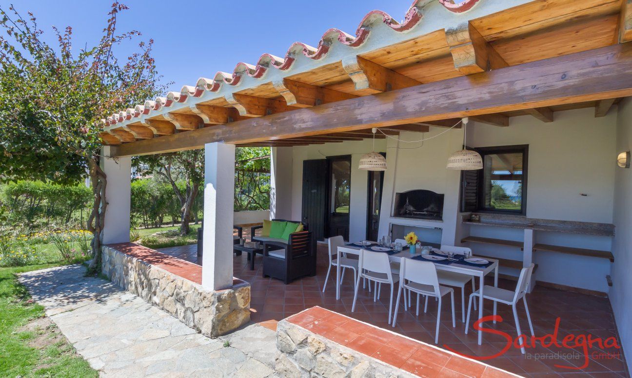 Villetta Fabio | Mit hellem Holzdach gestaltete Terrasse Villetta Fabio, Costa Rei