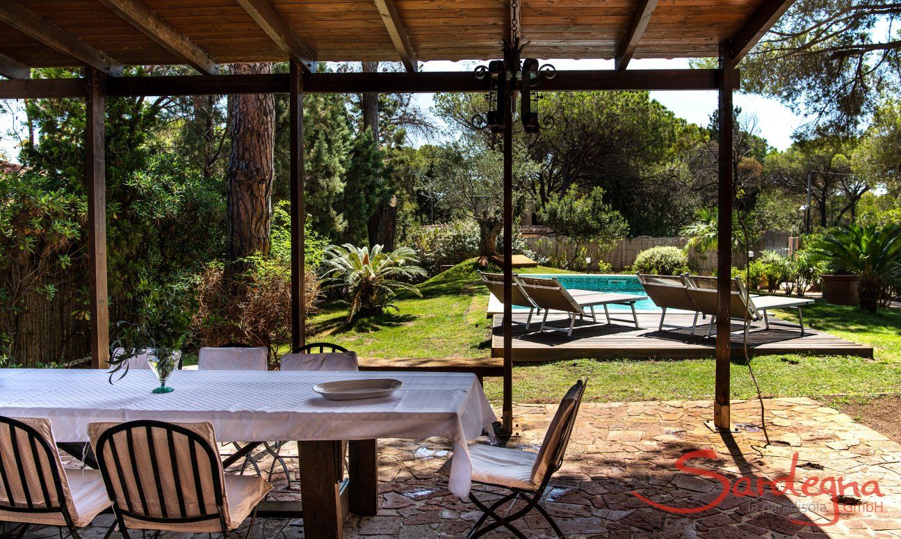 Villa Pino | Blick von der Terrasse zum Pool Pool und Garten