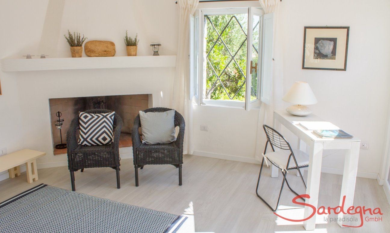 Casa 1 | Wohnzimmer mit Innenkamin und Schreibtisch Casa 1 - Sant'Elmo