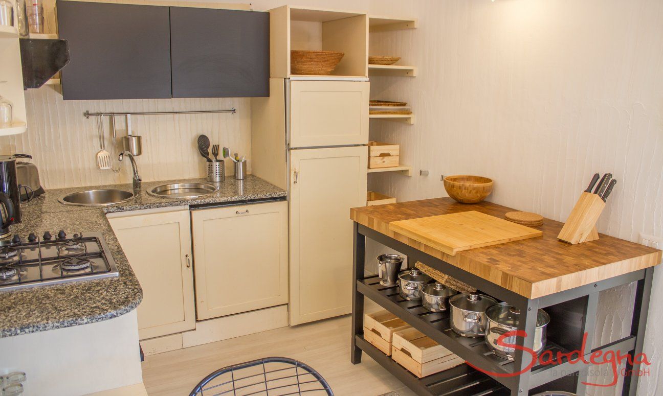 Casa 1 | Kücheninsel mit Abstell- und Arbeitsflächen sowie einem Eßtisch mit schwarzer Granitplatte Casa 1 - Sant'Elmo