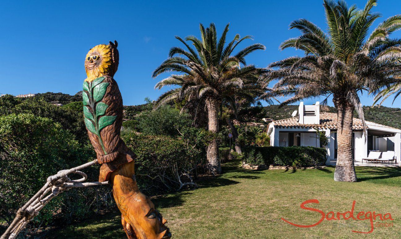 Villetta 3 | Wahrzeichen des Hauses die handgeschnitzte Statue Eulenstatue mit Garten Villetta 3 Costa Rei