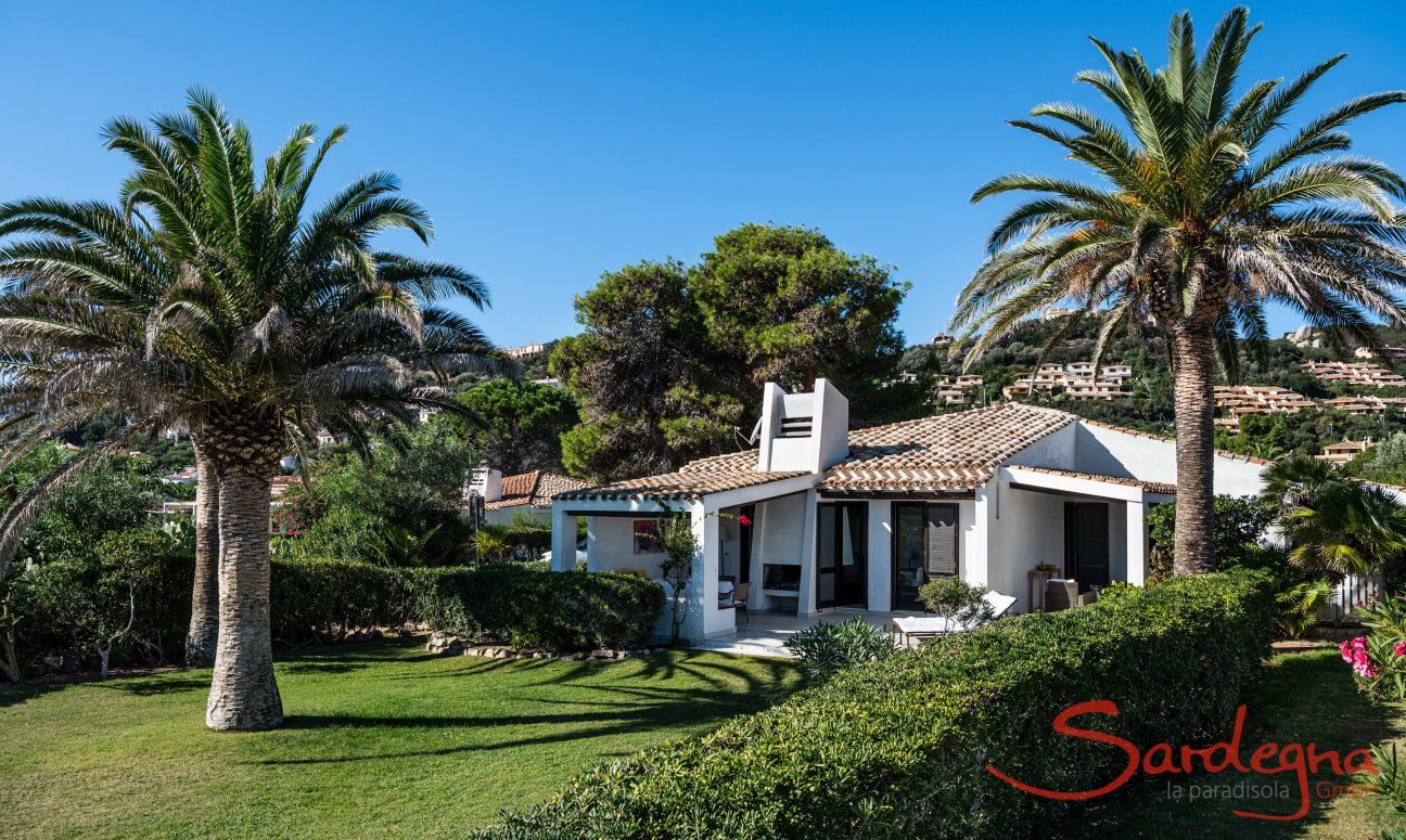 Villetta 3 | Hügel hinter dem Haus und Palmen im Garten Haus und Garten Villetta 3 Costa Rei