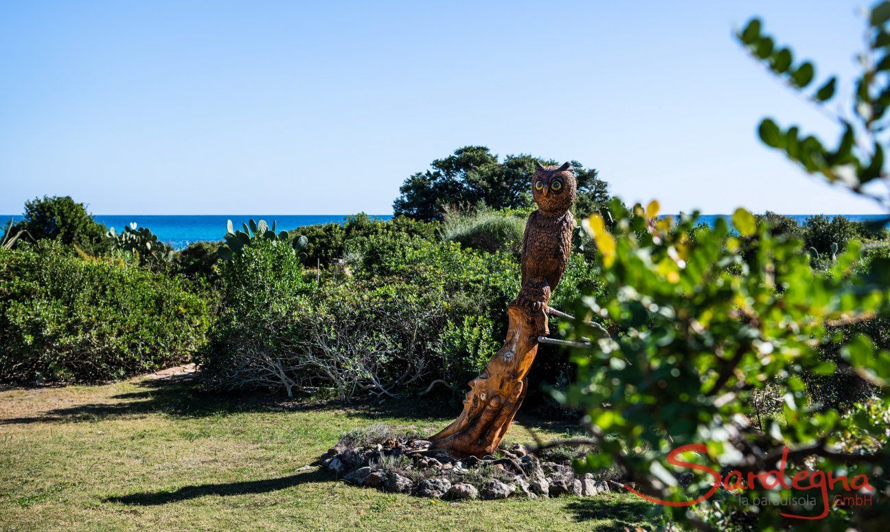 Villetta 3 | Noch einmal der "gufo", der Beschützer des Gartens Statue Eule Villetta 3 Costa Rei