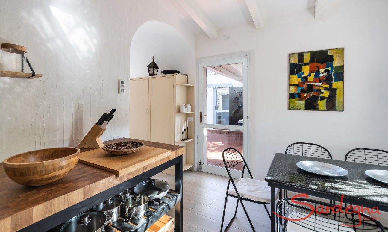 Casa 1 | Von der Küche geht es auf den Eßplatz auf der Terrasse Küche und details Casa 1 Sant'Elmo
