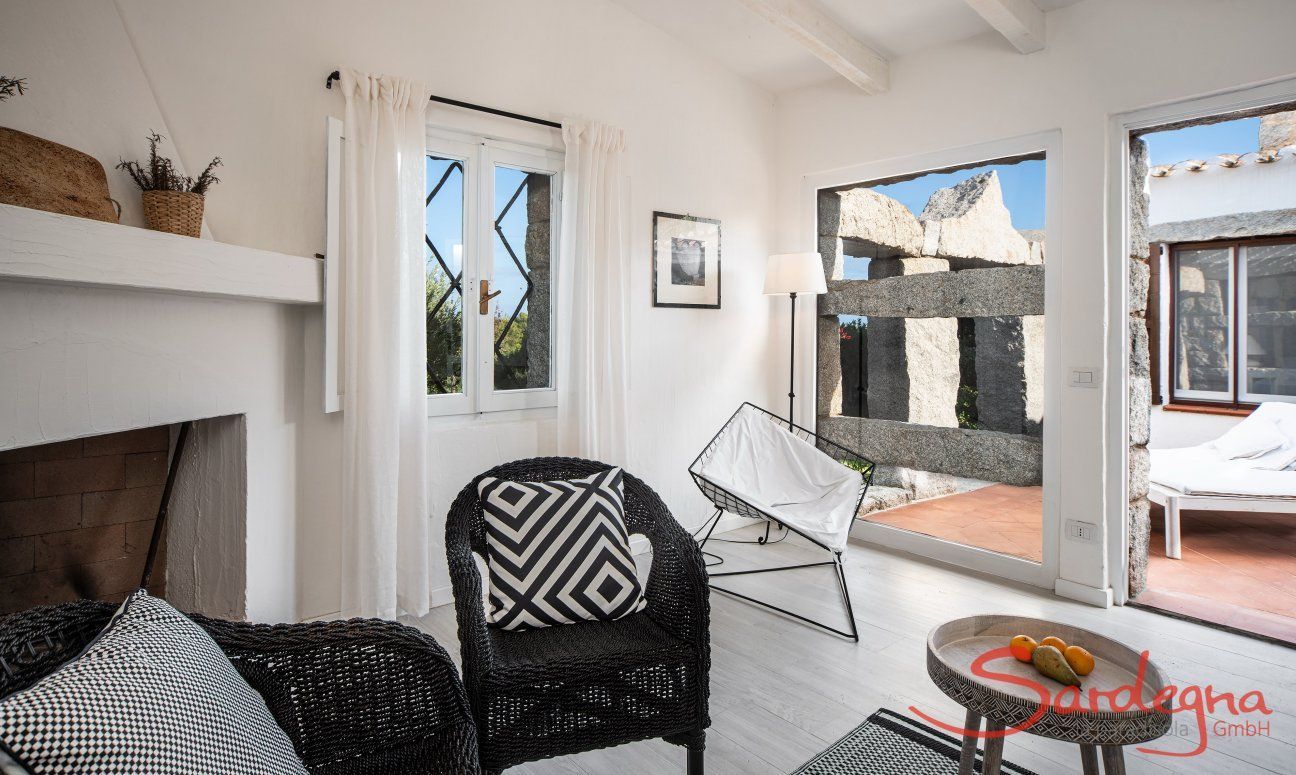 Casa 1 | Blick vom Wohnzimmer in den Innenhof Einrichtung Casa 1 Sant'Elmo