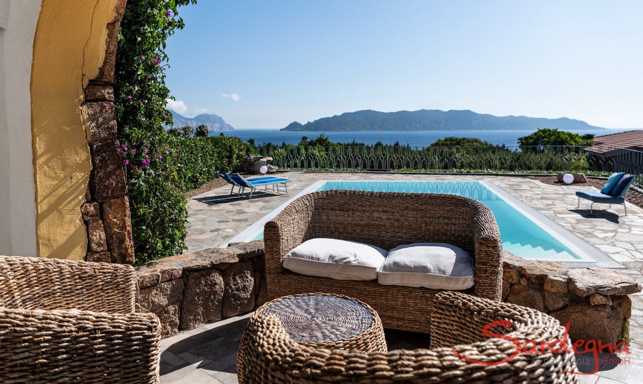 Villa Maestrale | Gemühtliche Sitzecke am Pool Lounge und Pool Villa Maestrale, Olbia