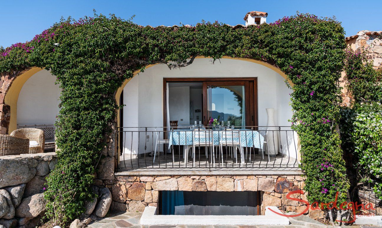 Villa Maestrale | Vom Bougainvillea eingerahmte Terrasse New picture