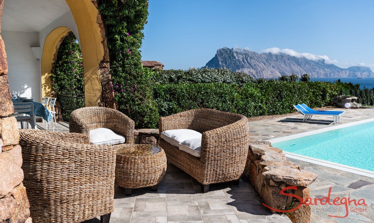 Villa Maestrale | Sitzlounge beim Poolbereich New picture