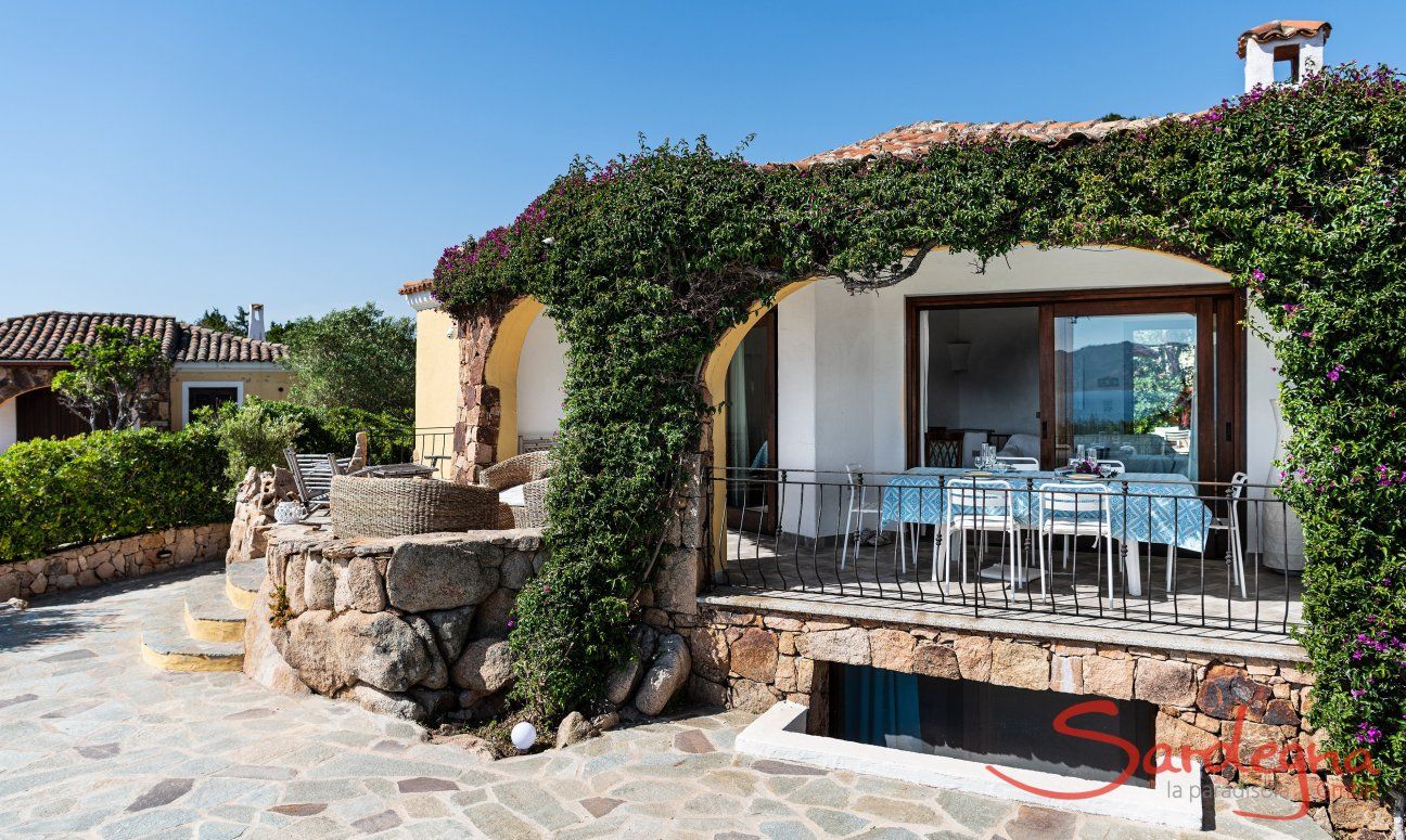 Villa Maestrale | Schattiger Essbereich auf Terrasse New picture