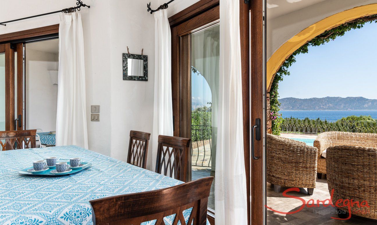 Villa Maestrale | Esstisch mit Blick auf Pool und Meer New picture
