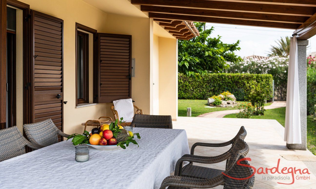 Villa Rosamar | Esstisch auf der Terrasse mit bequemen Stühlen New picture 2021