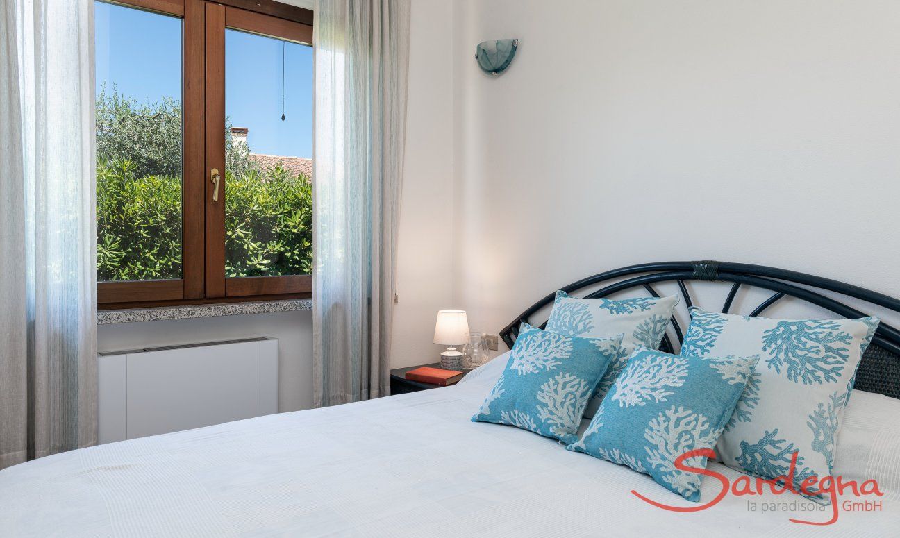 Villa Girasole | Blick aus dem Schlafzimmer mit Doppelbett New Picture 2022