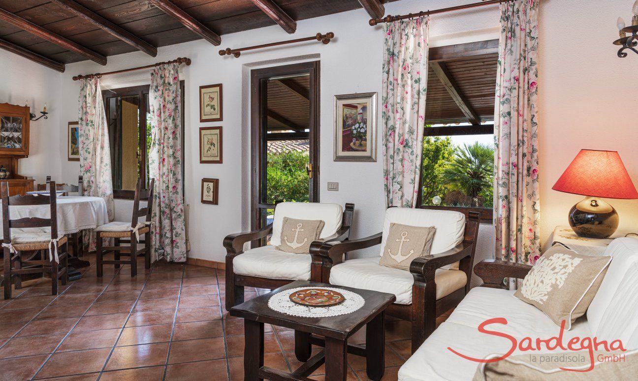 Villa Lucia | Traditionell eingerichtetes Wohnzimmer mit Blick auf die Terrasse New Picture 2022