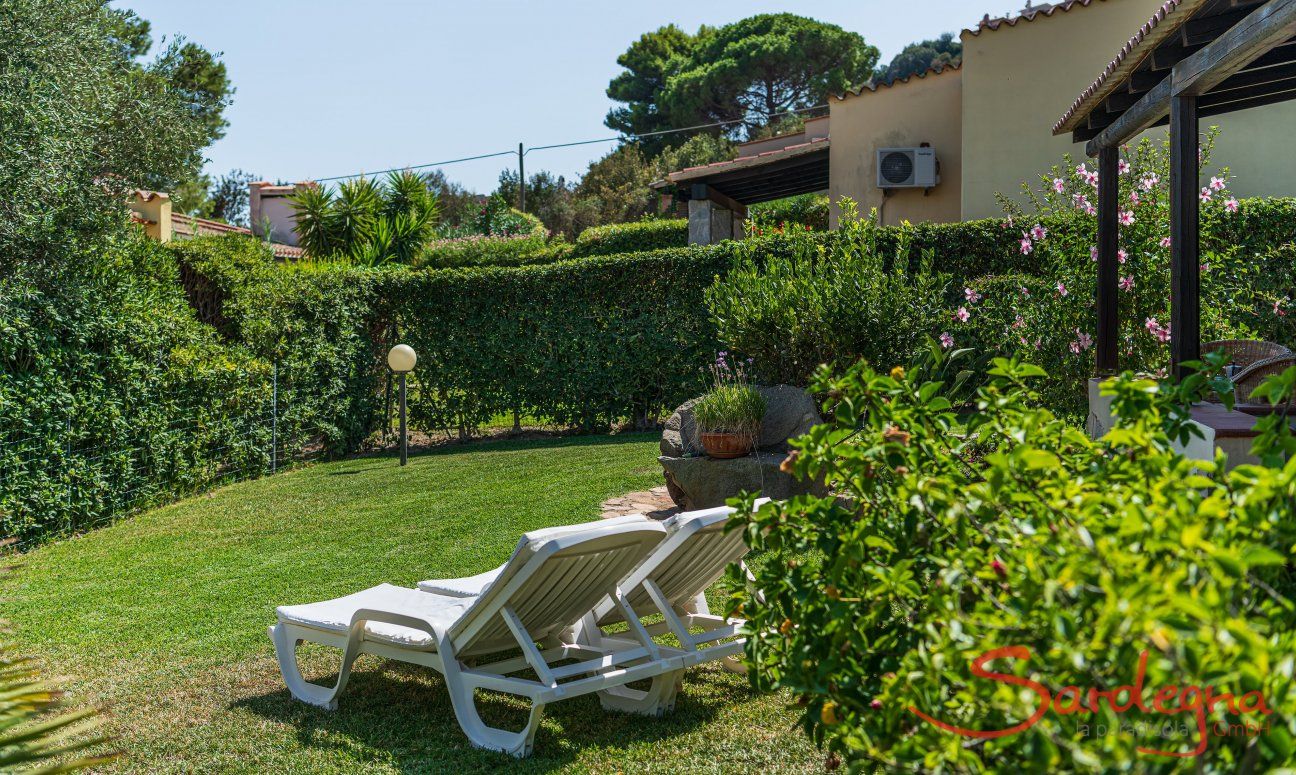 Villa Lucia | Großer Garten mit Liegestühlen New Picture 2022