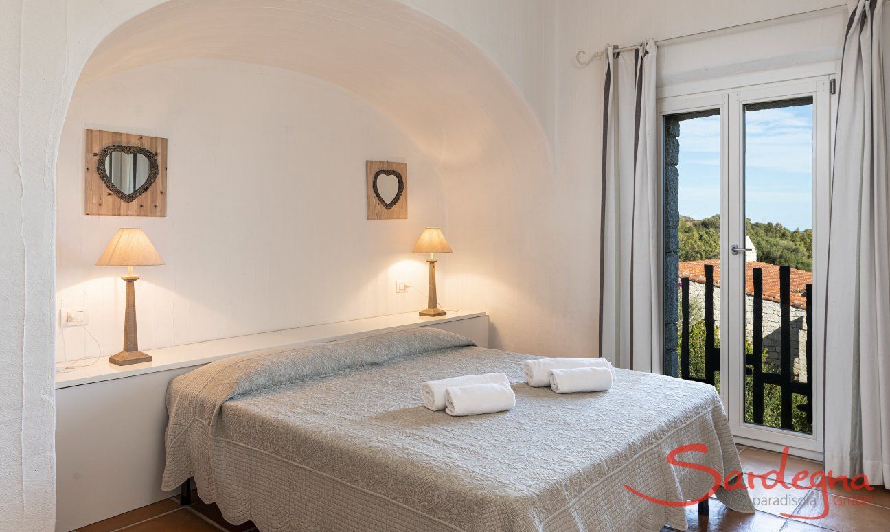 Li Conchi 17 | Schlafzimmer 3 mit Doppelbett und Tür zum Garten New Picture 2022