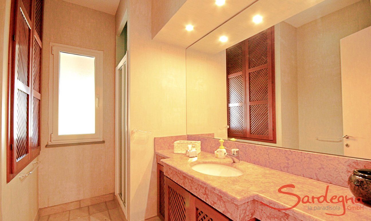 Villa Ulivi 27 | Badezimmer mit Marmorwaschbecken V. Ulivi 27