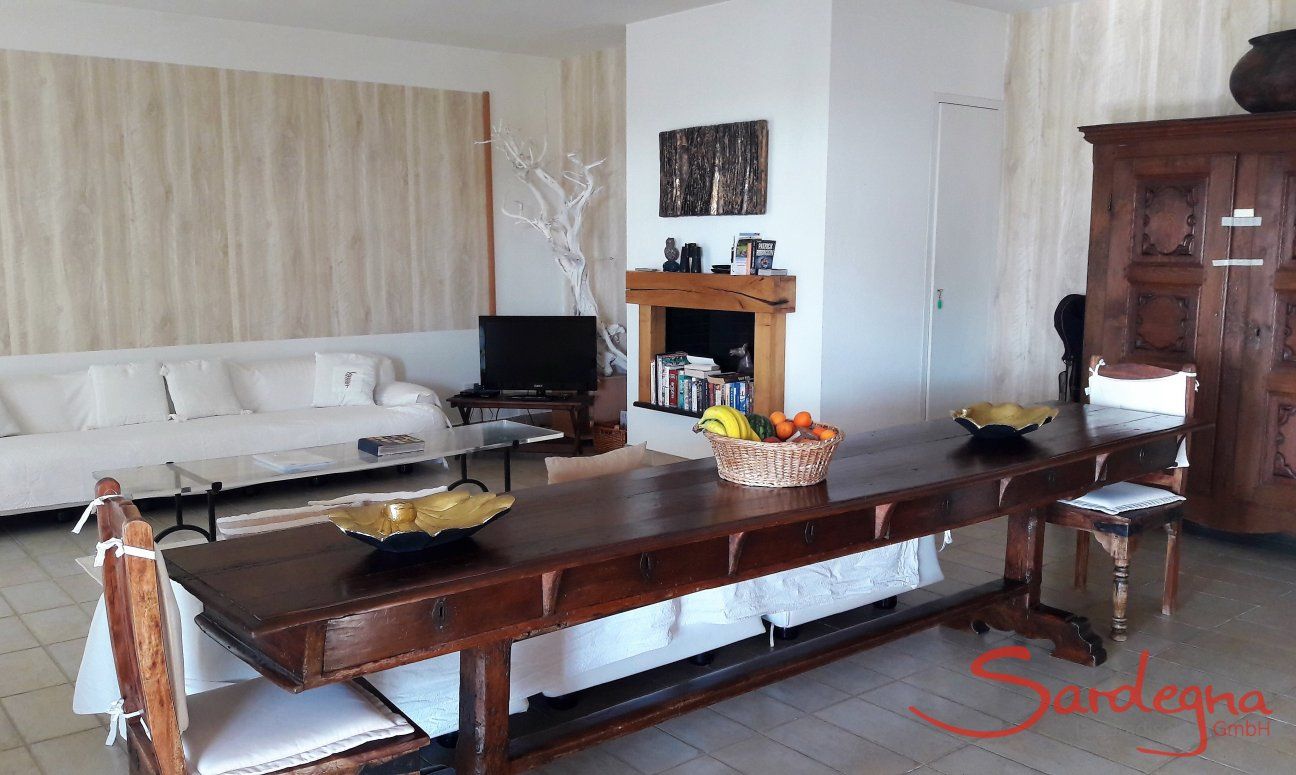 Villa Ulivi 27 | Wohnzimmer mit großem Tisch und Innenkamin V. Ulivi 27