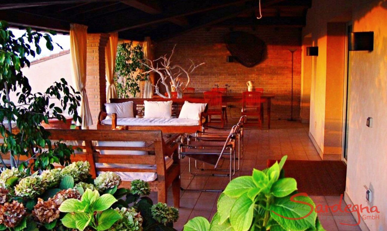 Villa Ulivi 27 | Geräumige Terrasse mit Esstisch V. Ulivi 27