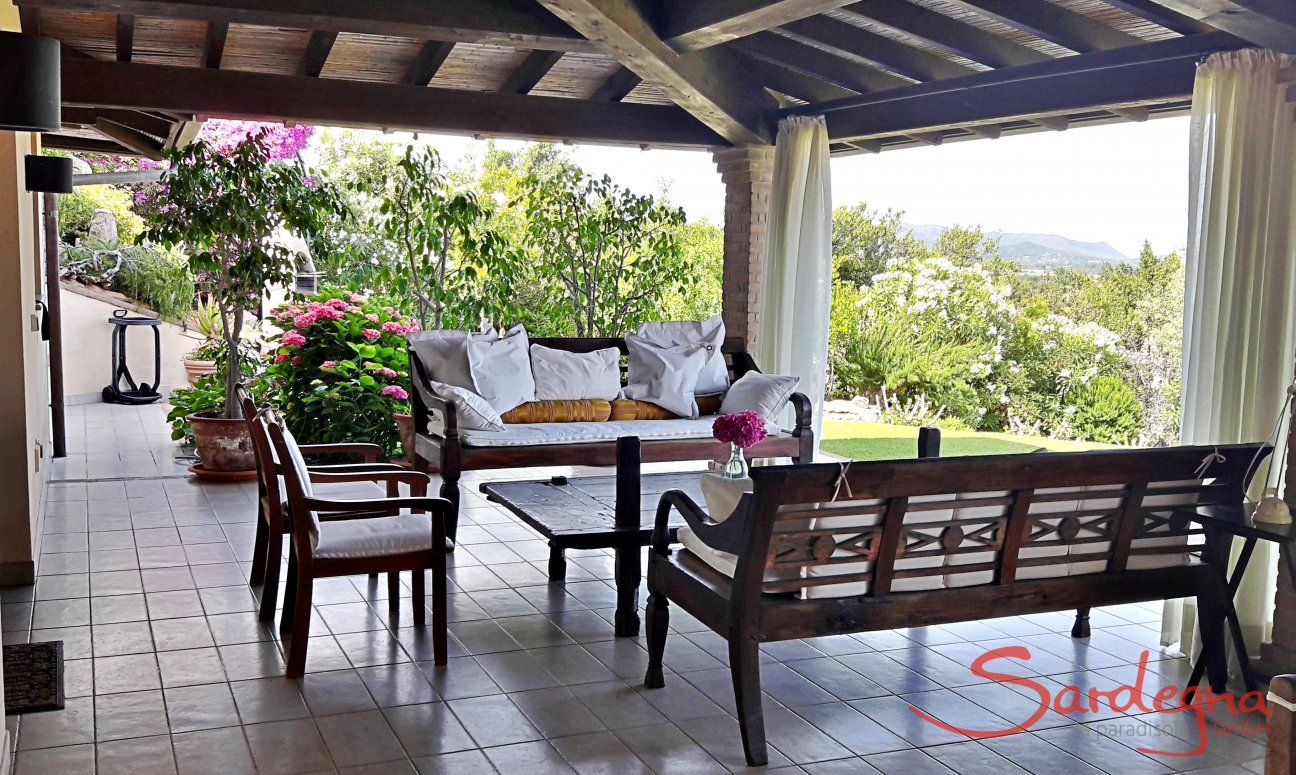 Villa Ulivi 27 | Überdachte Terrasse mit Blick ins Grüne V. Ulivi 27