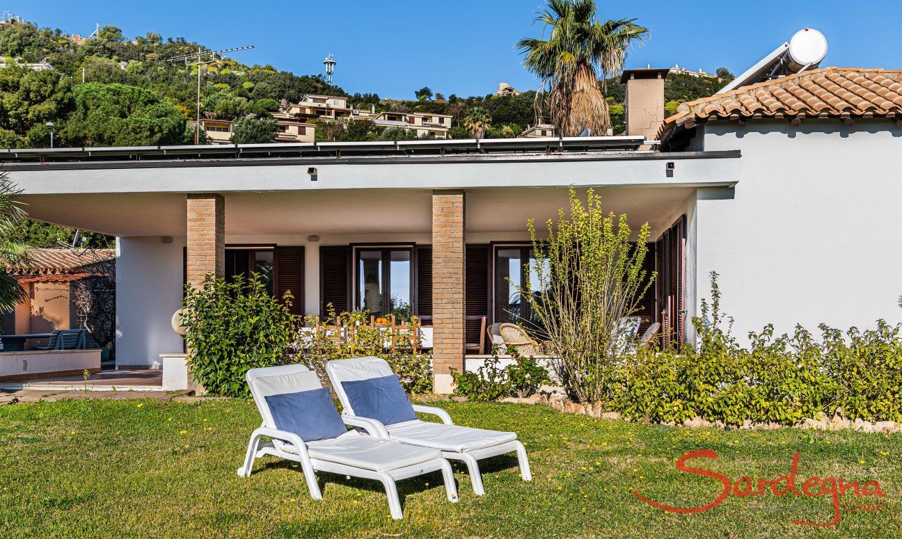 Villa Palme | Gartenanlage mit Liegestühlen New Picture