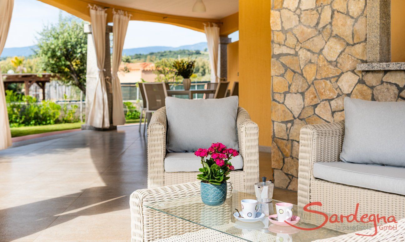 Villa Girasole | Gemütliche Sitzlounge auf der Terrasse New Picture