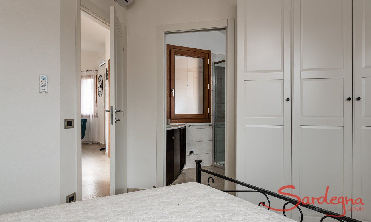 Villa Iris | Ensuite Bad und geräumige Schrankwand New Picture