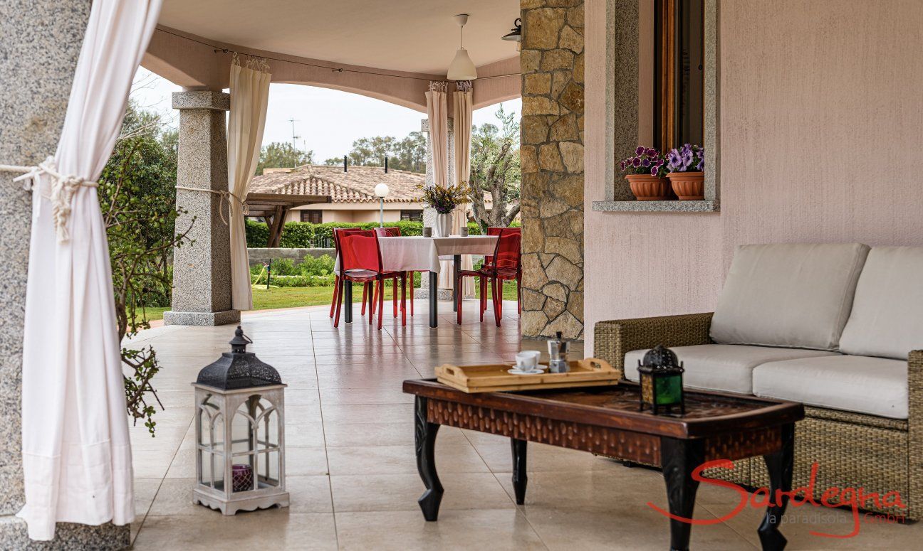 Villa Iris | Überdachte Terrasse mit Loungemöbeln New Picture
