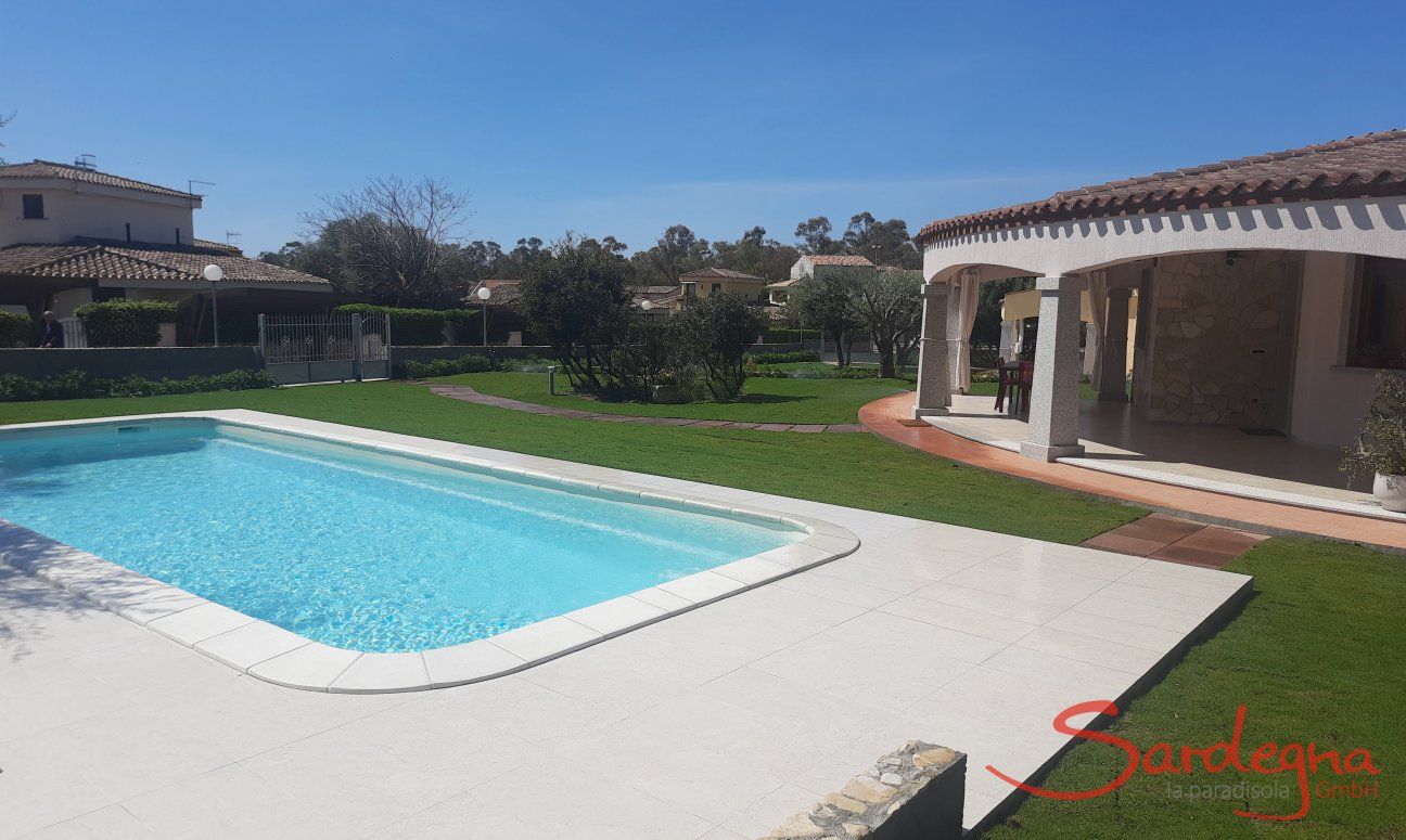 Villa Iris | Swimmingpool neben dem Haus New Picture