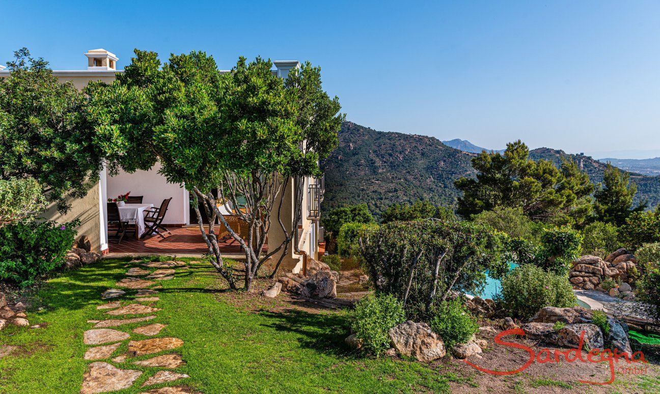 Villa Aquila Alta | Villa Aquila Alta erreichen Sie über eine gepflegte Gartenanlage mit Rasen New Picture