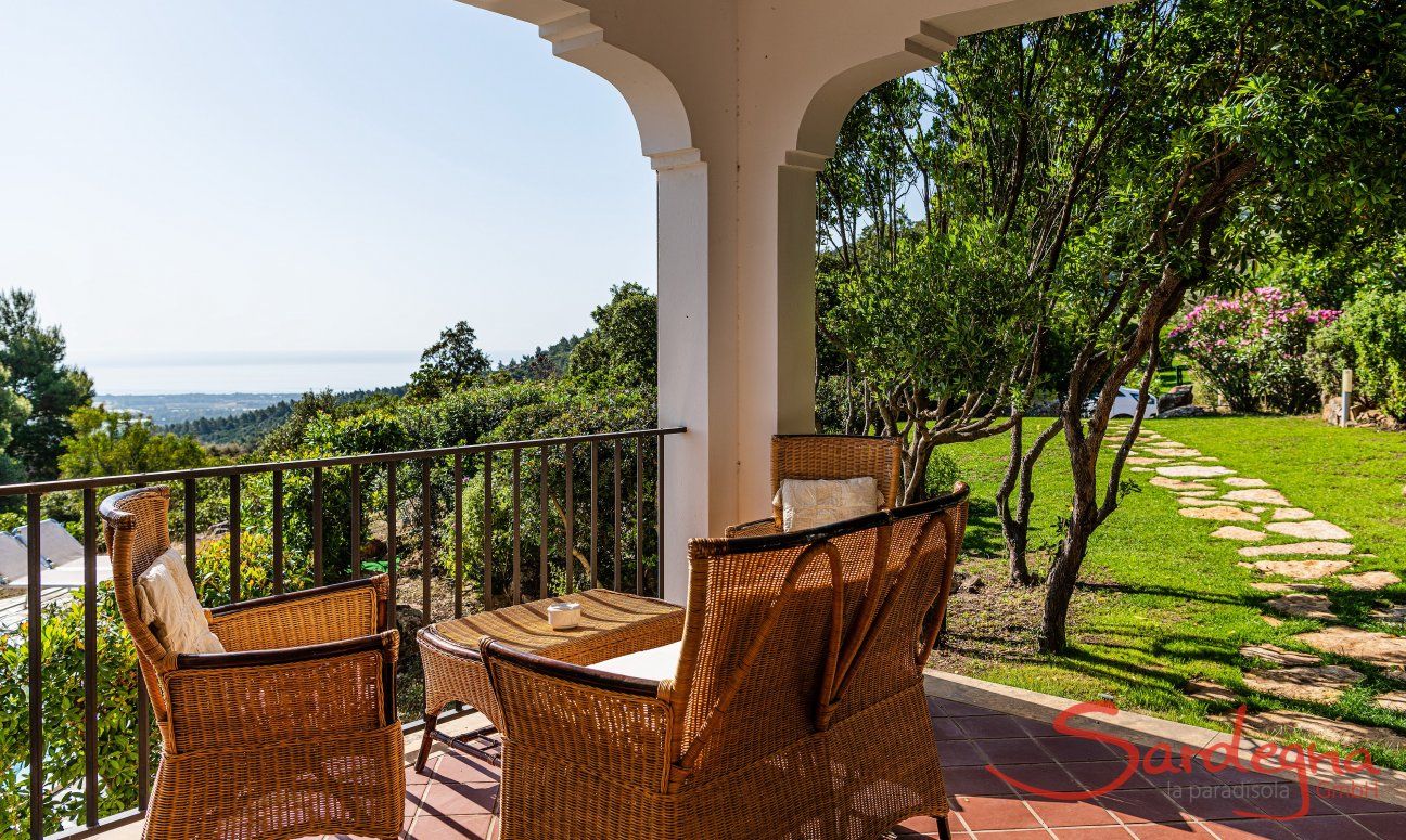 Villa Aquila Alta | Terrasse im Eingangsbereich mit Esspatz und Sitzgruppe New Picture